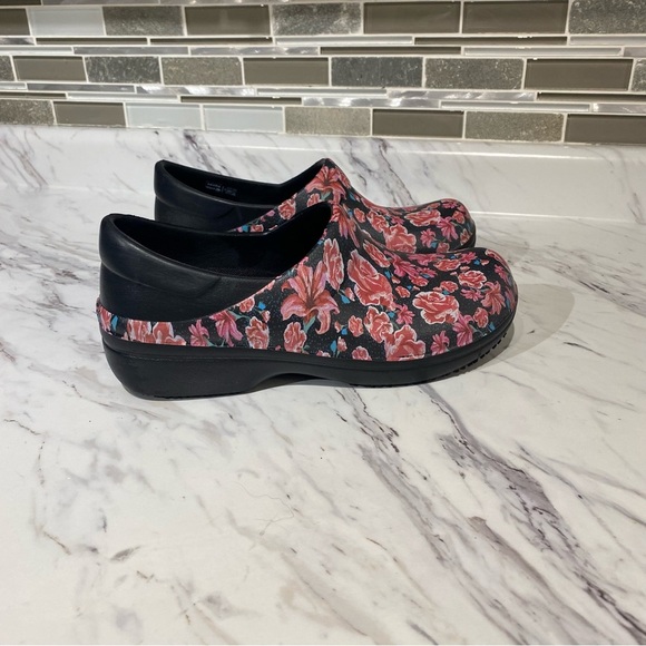 Crocs clogs Neria Pro II Graphic Floral Clogs nursing - Picture 2 of 9